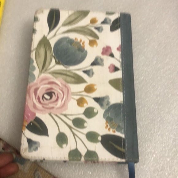 The pocket Bible Devotional for Women - Picture 11 of 12